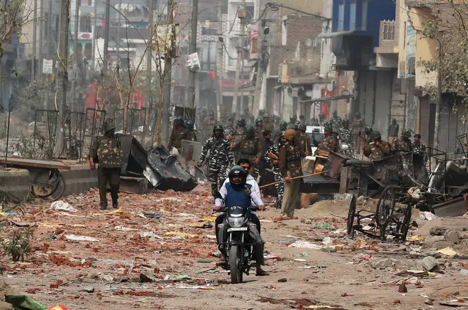 Multitudes hindúes acorralan a los musulmanes en Nueva Delhi