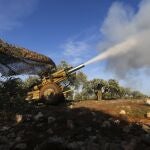 Rebeldes apoyados por el Ejército turco abren fuego contra posiciones turcas en la provincia de Idlib