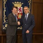 El presidente de Castilla y León, Alfonso Fernández Mañueco; estrecha la mano al delegado del Gobierno de España, Javier Izquierdo, en el primer encuentro institucional entre ambos dirigentes