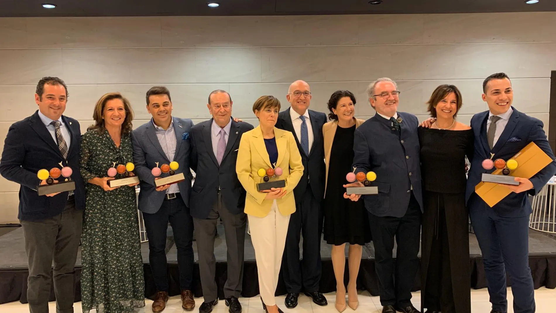 El consejero de Agricultura, Ganadería y Desarrollo Rural, Jesús Julio Carnero, junto con los representantes de las empresas premiadas