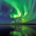 Las auroras en nuestro planeta son producidas por partículas procedentes del Sol que quedan atrapadas en el campo magnético de la Tierra. El campo magnético actúa como una especie de “autopista” que conduce a las partículas hasta los polos magnéticos, donde chocan con la atmósfera y la hacen brillar.