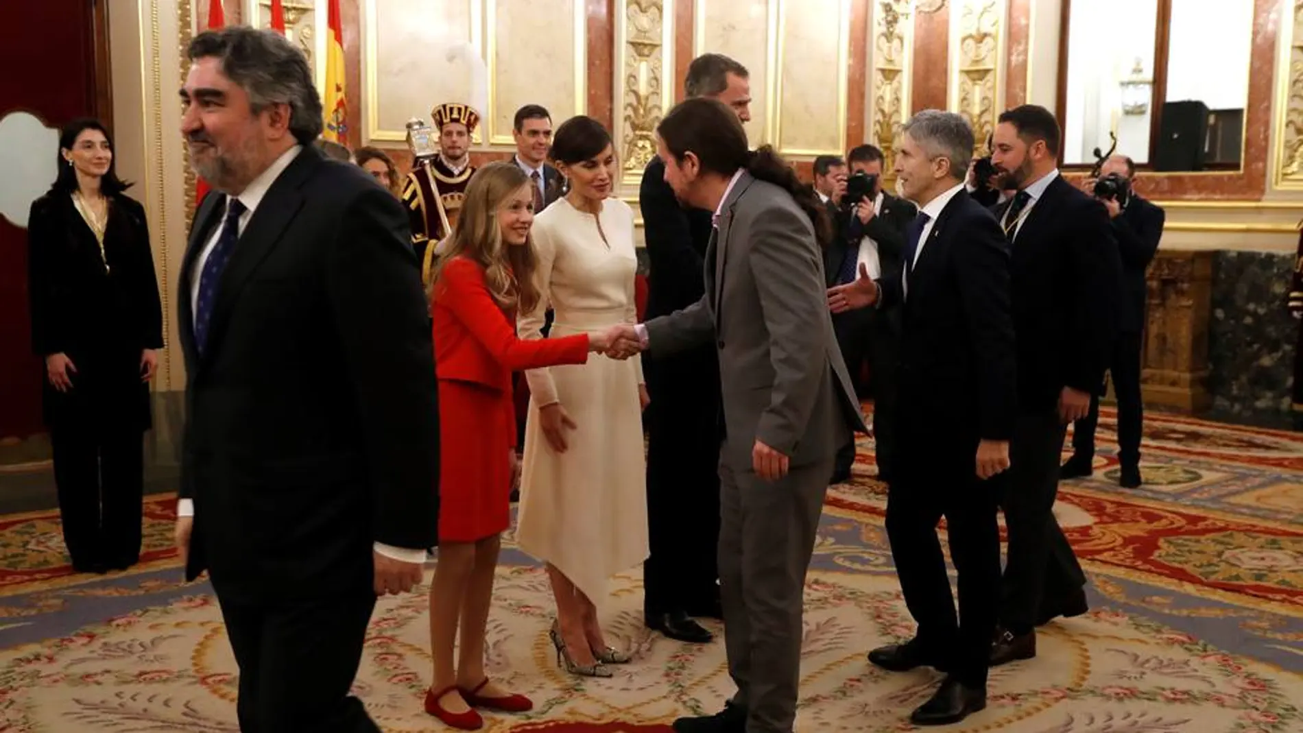 Pablo Iglesias junto a los Reyes en la apertura solemne de las Cortes Generales