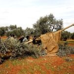 Combatientes sirios cargan la artillería cerca de Idlib