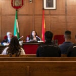 Los acusados de maltratar y asesinar a su bebé de seis meses sentados en el banquillo de los acusados al inicio del juicio que preside la jueza Mercedes Alaya
