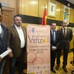 Presentación de los Premios Vinzo a cargo del alcalde de Camponaraya, Eduardo Morán, y del presidente de los sumilleres de España, Pablo Martín
