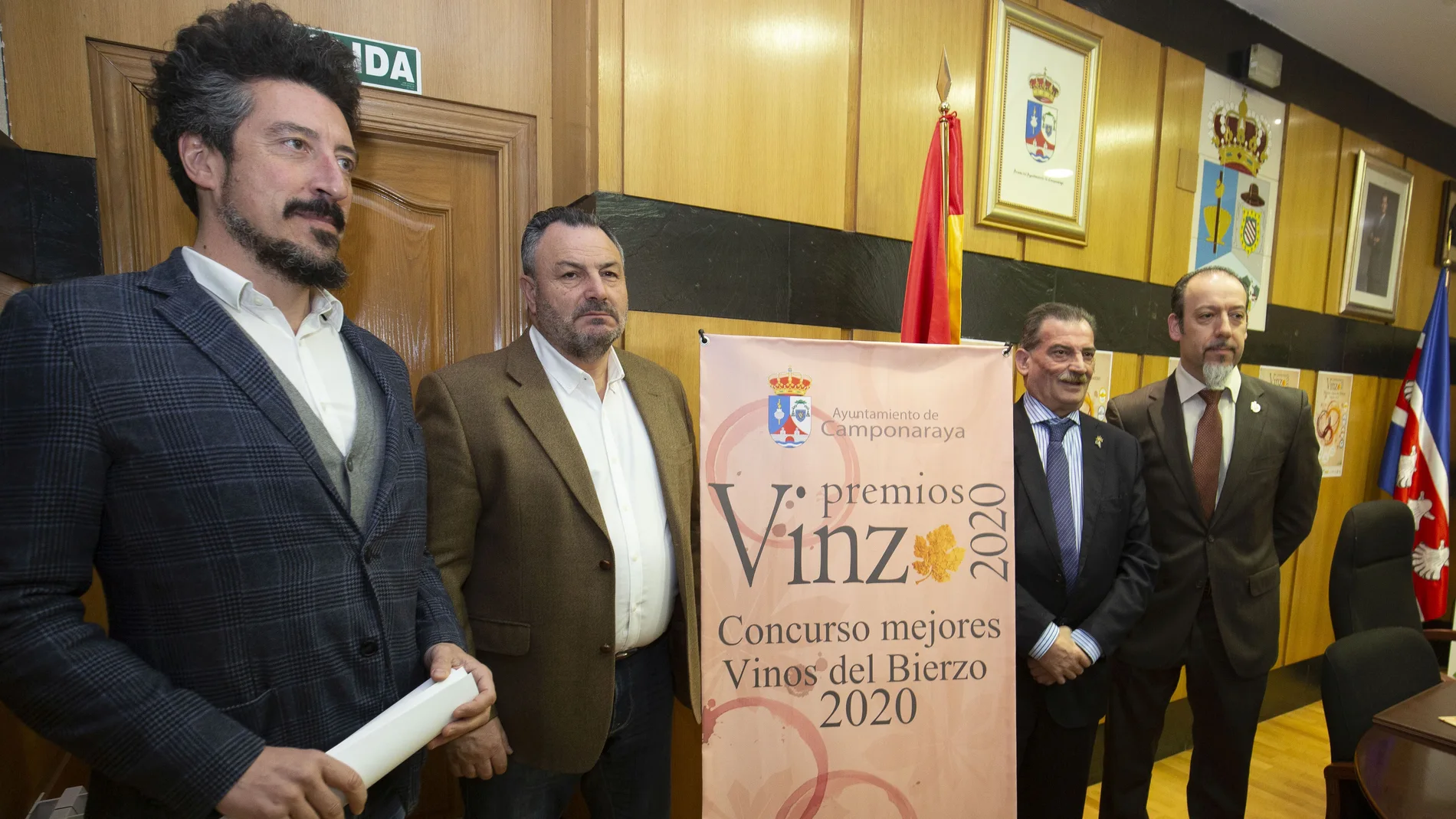 Presentación de los Premios Vinzo a cargo del alcalde de Camponaraya, Eduardo Morán, y del presidente de los sumilleres de España, Pablo Martín