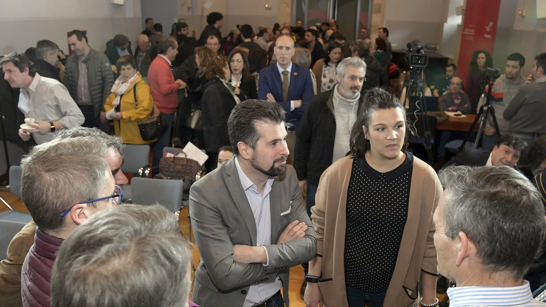 Tudanca conversa con ediles del PSOE antes de intervenir en el Consejo de Alcaldes socialistas