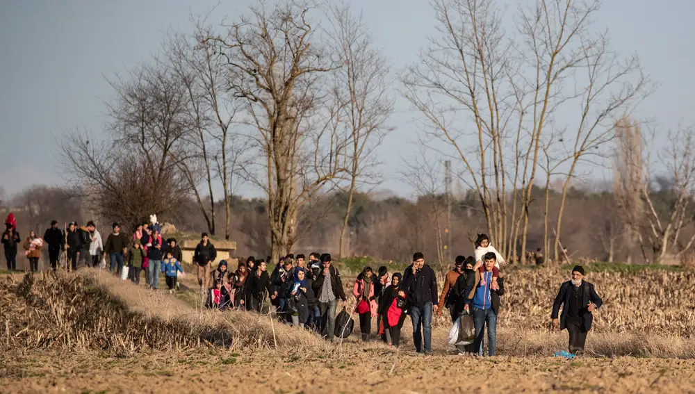 Un grupo de refugiados huye de Turquía