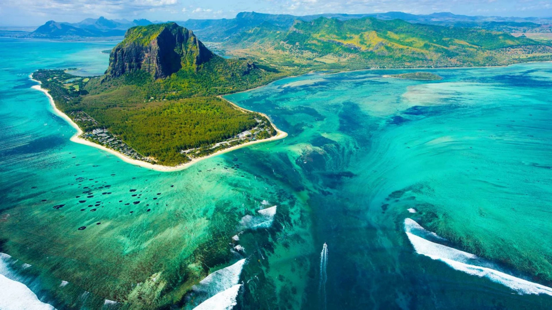 En el Caribe también es posible realizar actividades al aire libre entre paisajes verdes flanqueados por densos bosques de pino