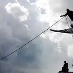 Manifestantes venezolanos usan cuerdas para derribar una estatua de Cristóbal Colón en Caracas.