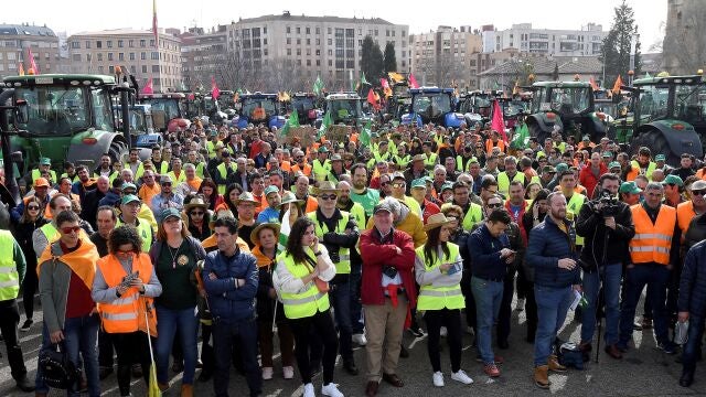 GRAF8474. LEÓN, 28/02/2020.- Asistentes a la manifestación en la que este jueves miles de agricultores y ganaderos han recorrido las calles de León escoltados por 800 tractores, en protesta por la situación del sector agrícola y ganadero y para exigir un futuro mejor. EFE/J.Casares