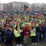 GRAF8474. LEÓN, 28/02/2020.- Asistentes a la manifestación en la que este jueves miles de agricultores y ganaderos han recorrido las calles de León escoltados por 800 tractores, en protesta por la situación del sector agrícola y ganadero y para exigir un futuro mejor. EFE/J.Casares