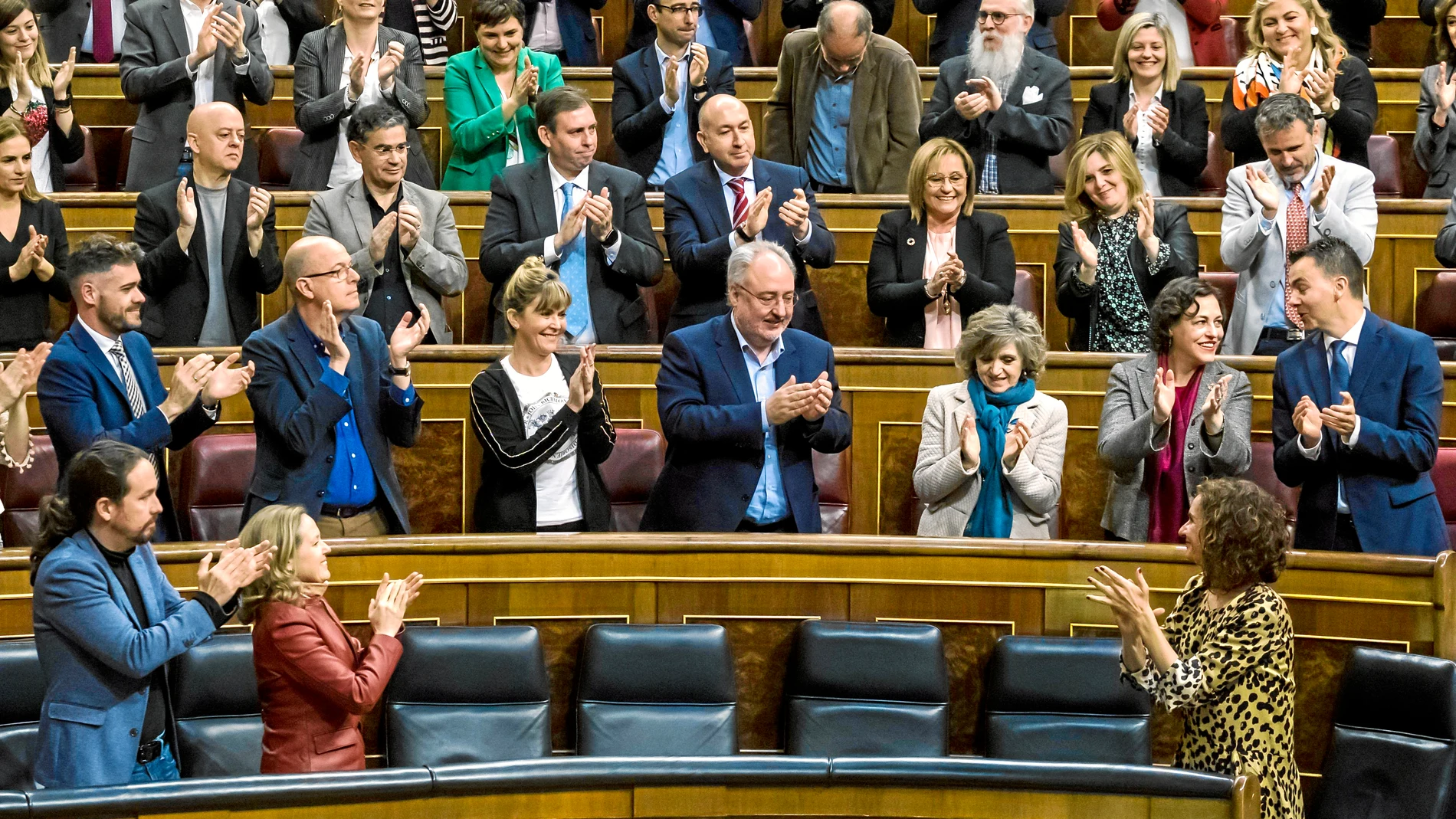 La bancada socialista y el Gobierno aplauden a la ministra de Hacienda, María Jesús Montero, tras aprobar el techo de gasto en el Congreso