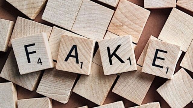 "Fake", o lo que es lo mismo, "mentira", en inglés