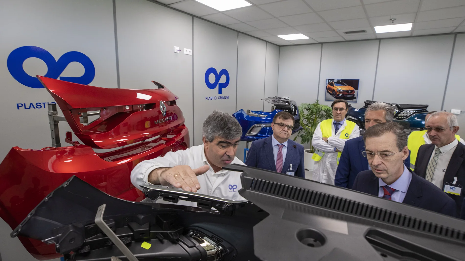 El consejero de Empleo e Industria, Germán Barrios, visita las instalaciones de la empresa Plastic Omnium. En su visita estuvo acompañado entre otros por el director de la fábrica en Arévalo, Alejandro Martín, y el delegado territorial, José Francisco Hernández Herrero.
