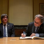 Los expresidents Carles Puigdemont y Quim Torra en la Casa de la Generalitat de Cataluña en Perpiñán (Francia), en una visita a finales de febrero.