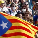 Manifestantes independentistas en uno de los primeros actos políticos de Puigdemont en Perpiñán