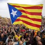 Puigdemont se desplazó ayer hasta Perpiñán (Francia) para exhibir fuerza ante ERC, en un acto al que acudieron 200.000 personas según la organización