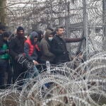 Un grupo de refugiados espera en la parte turca de la frontera poder dar el salto a Grecia