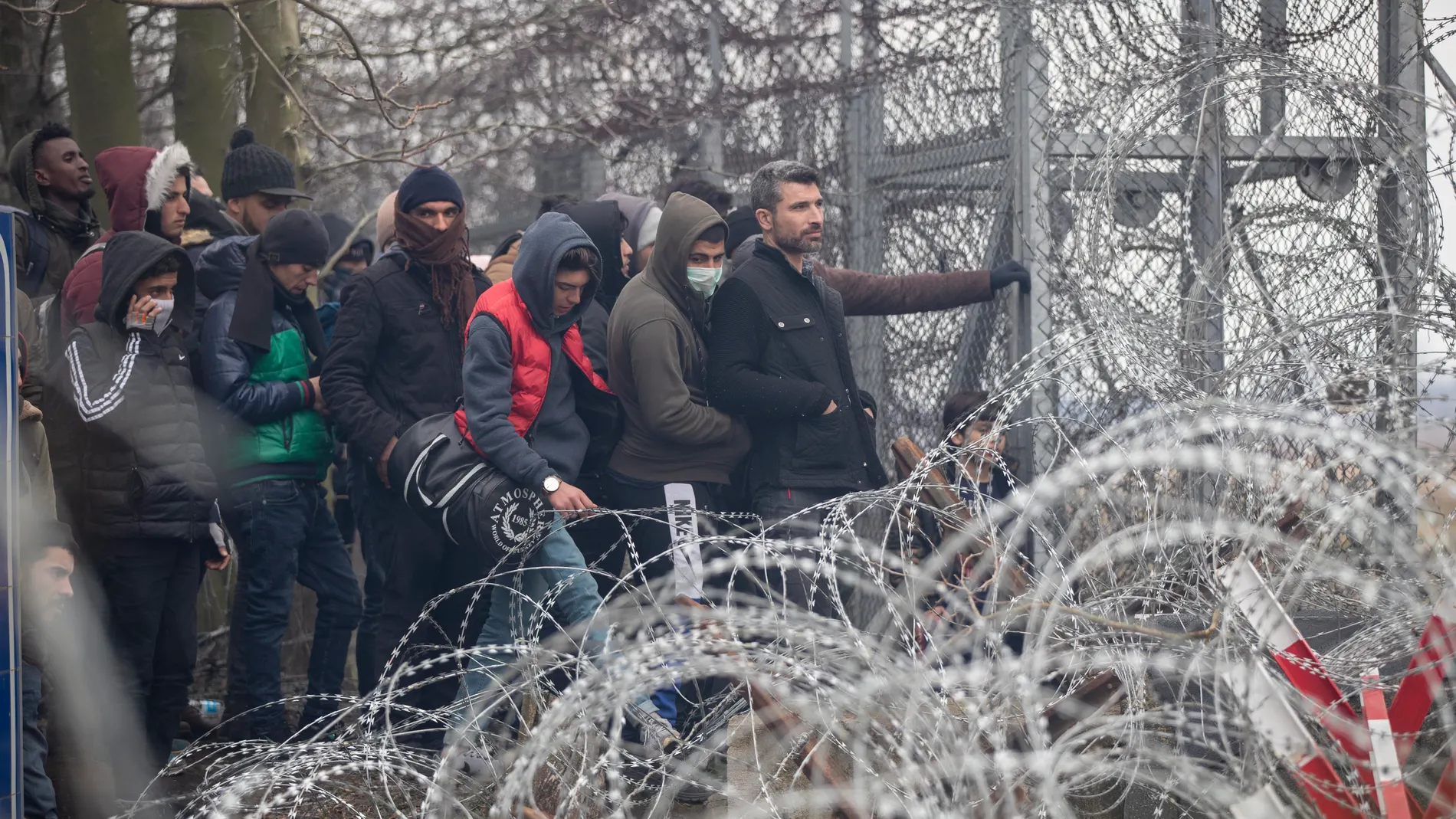 Refugees and migrants gather at Turkish-Greek land border