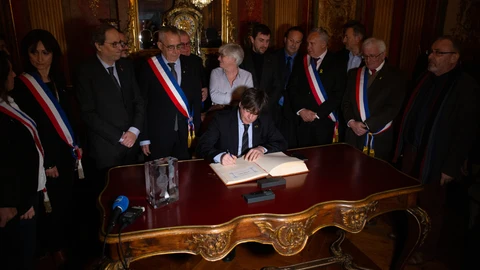 Carles Puigdemont y Quim Torra son recibidos por el alcalde de Perpiñán, Jean-Marc Pujol, a 29 de febrero de 2020.