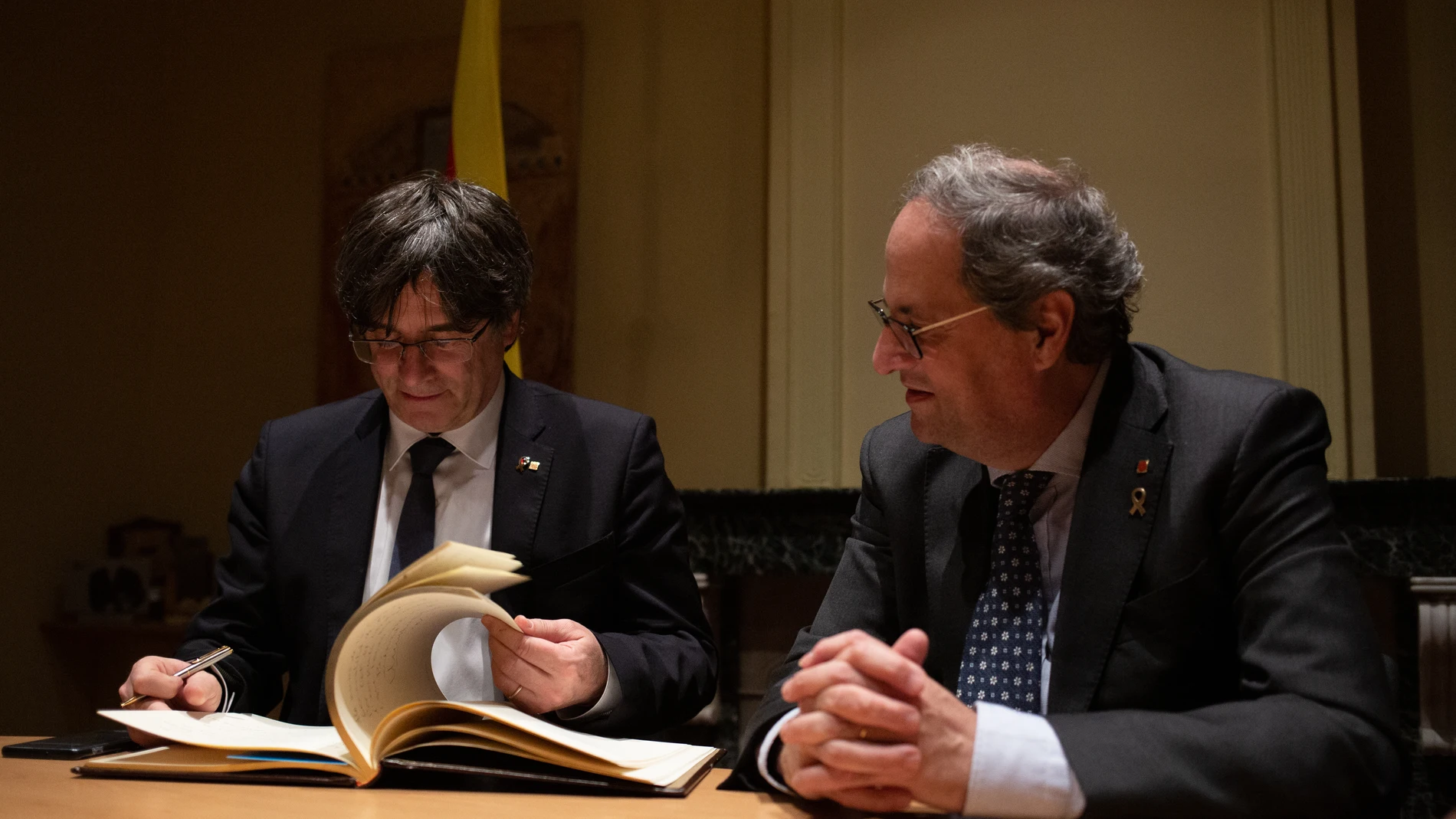 Quim Torra recibe a Carles Puigdemont en la Casa de la Generalitat de Cataluña en Perpiñán