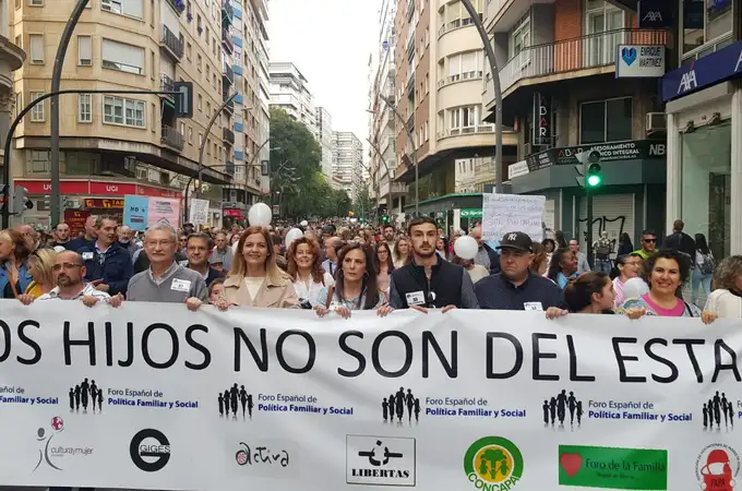 Miles de ciudadanos se manifiestan en Murcia a favor del “pin parental”