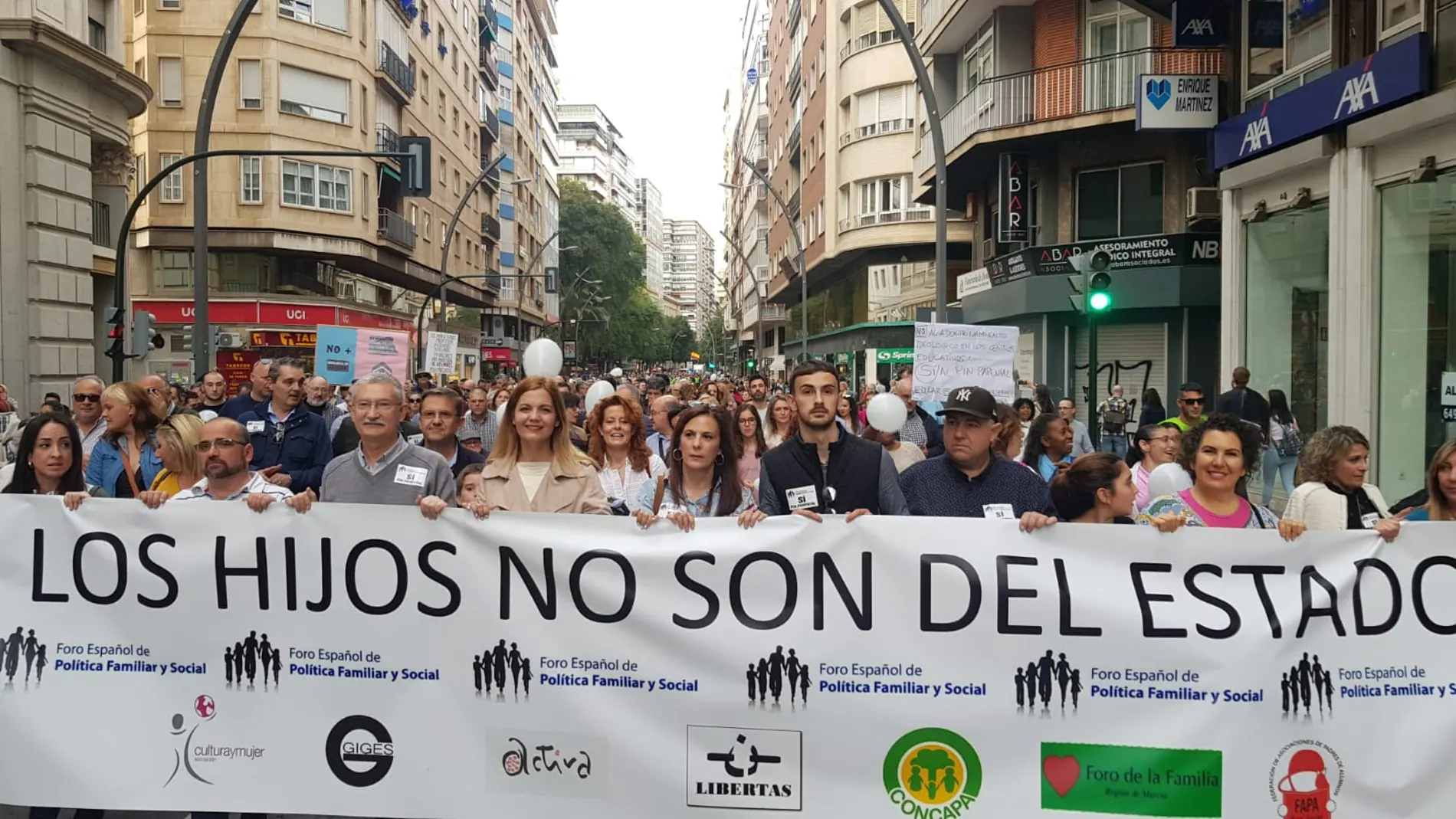 La pancarta que abrió la manifestación a favor del "pin parental" en los centros escolares