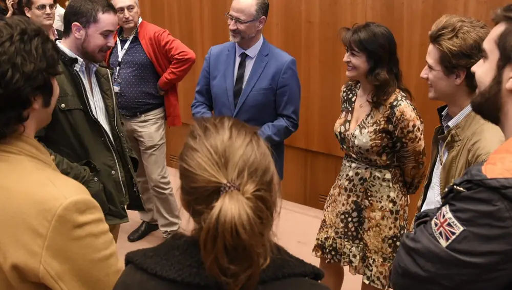 El presidente de las Cortes, Luis Fuentes, charla con uno de los visitantes
