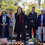 La alcaldesa de Barcelona en la ofrenda floral ante el monumento a Blas Infante