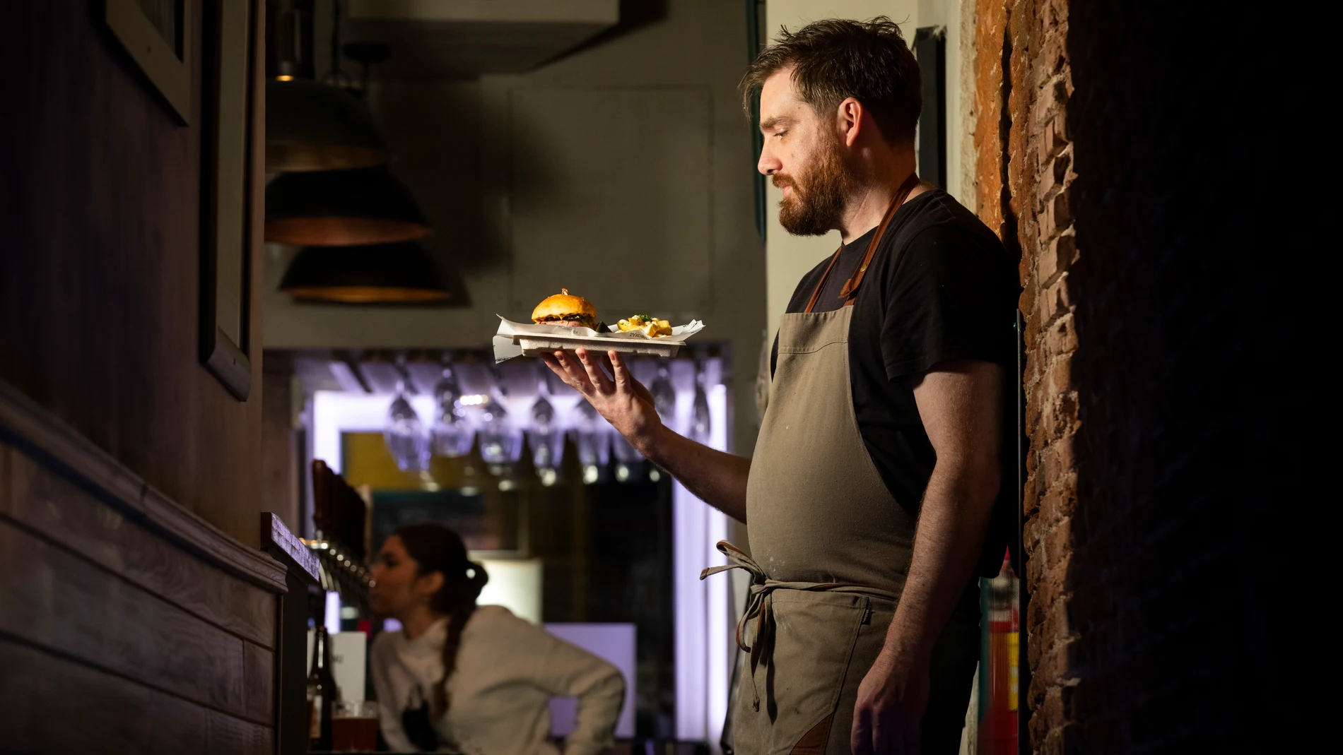 Byron Hogan, prepara en su «pop up» La Osita de la Cava Baja el sándwich de pastrami más auténtico