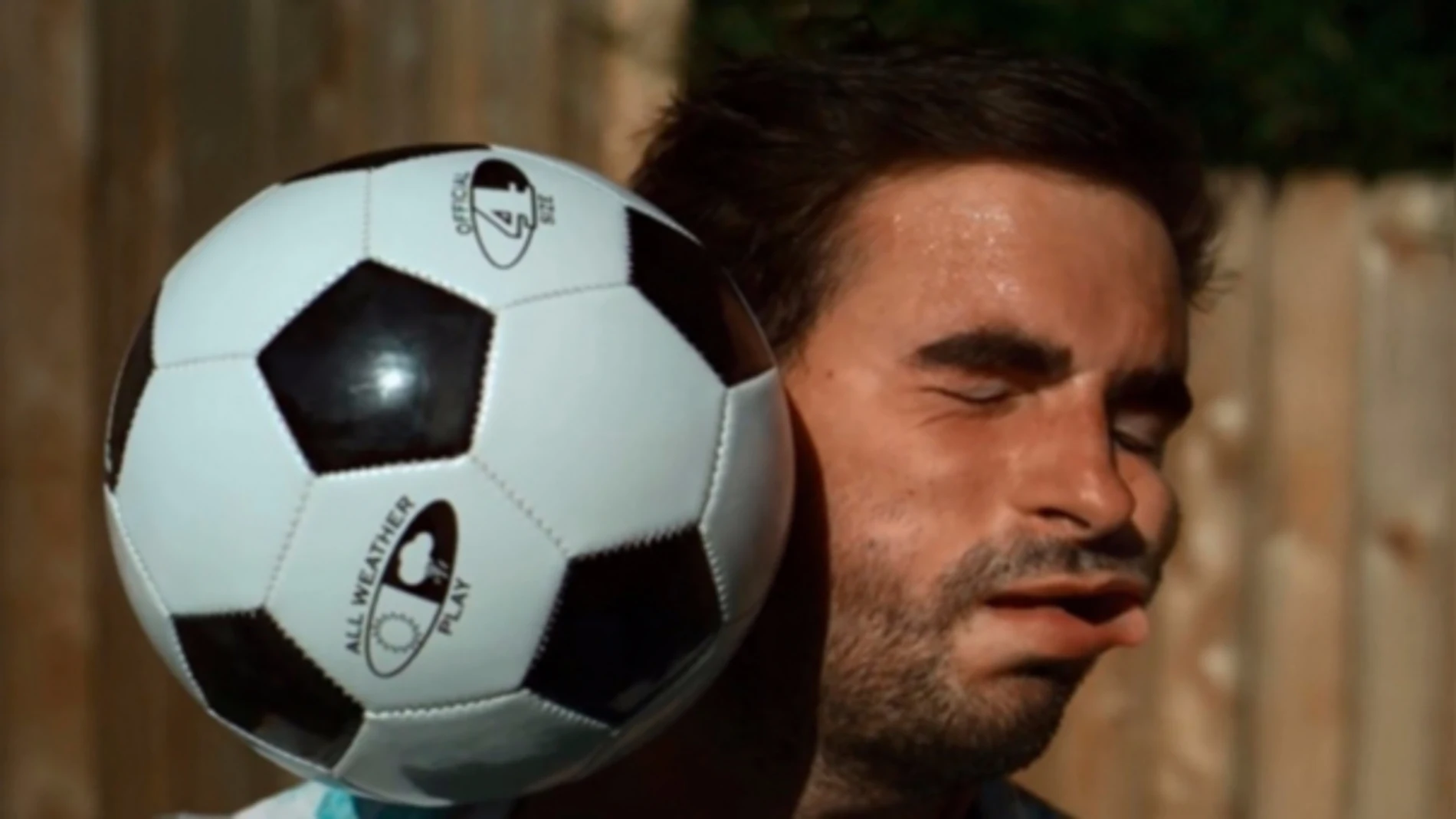 Reto viral: grabar un pelotazo en la cara a cámara lenta