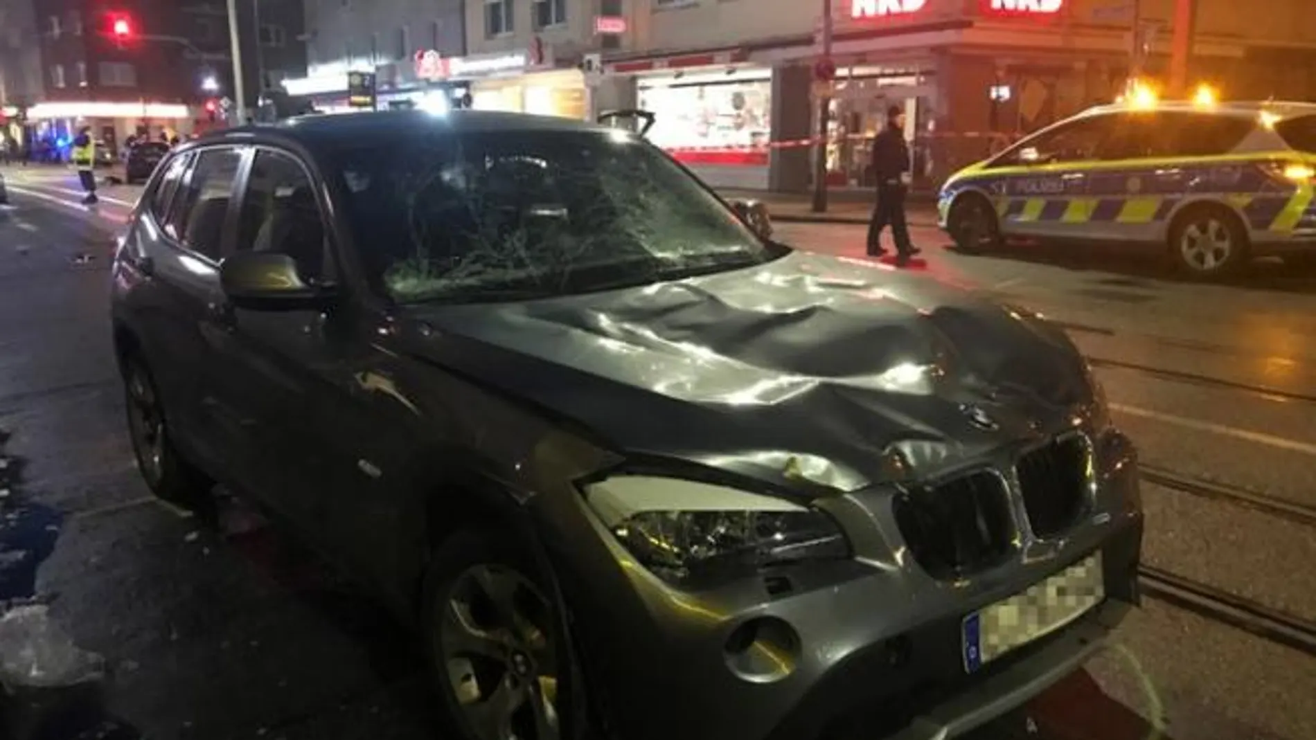 El vehículo de la anciana quedó así tras estrellarse contra una parada de tranvía en Alemania / WDR