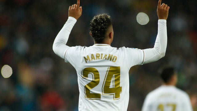 Mariano celebra su gol al Barcelona