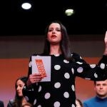 La portavoz parlamentaria de Ciudadanos, Inés Arrimadas, acompañada por varios líderes de la formación naranja, durante la presentación de la campaña "Unidos y Adelante" de su candidatura para liderar el partido, este domingo en Madrid. EFE/Chema Moya
