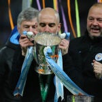 Pep Guardiola besa y levanta el título de campeón de la Copa de la Liga tras vencer el City al Aston Villa