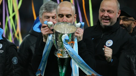 Pep Guardiola besa y levanta el título de campeón de la Copa de la Liga tras vencer el City al Aston Villa