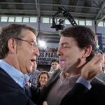 El presidente de la Junta de Castilla y León, Alfonso Fernández Mañueco, saluda al de la Xunta, Alberto Núñez Feijóo