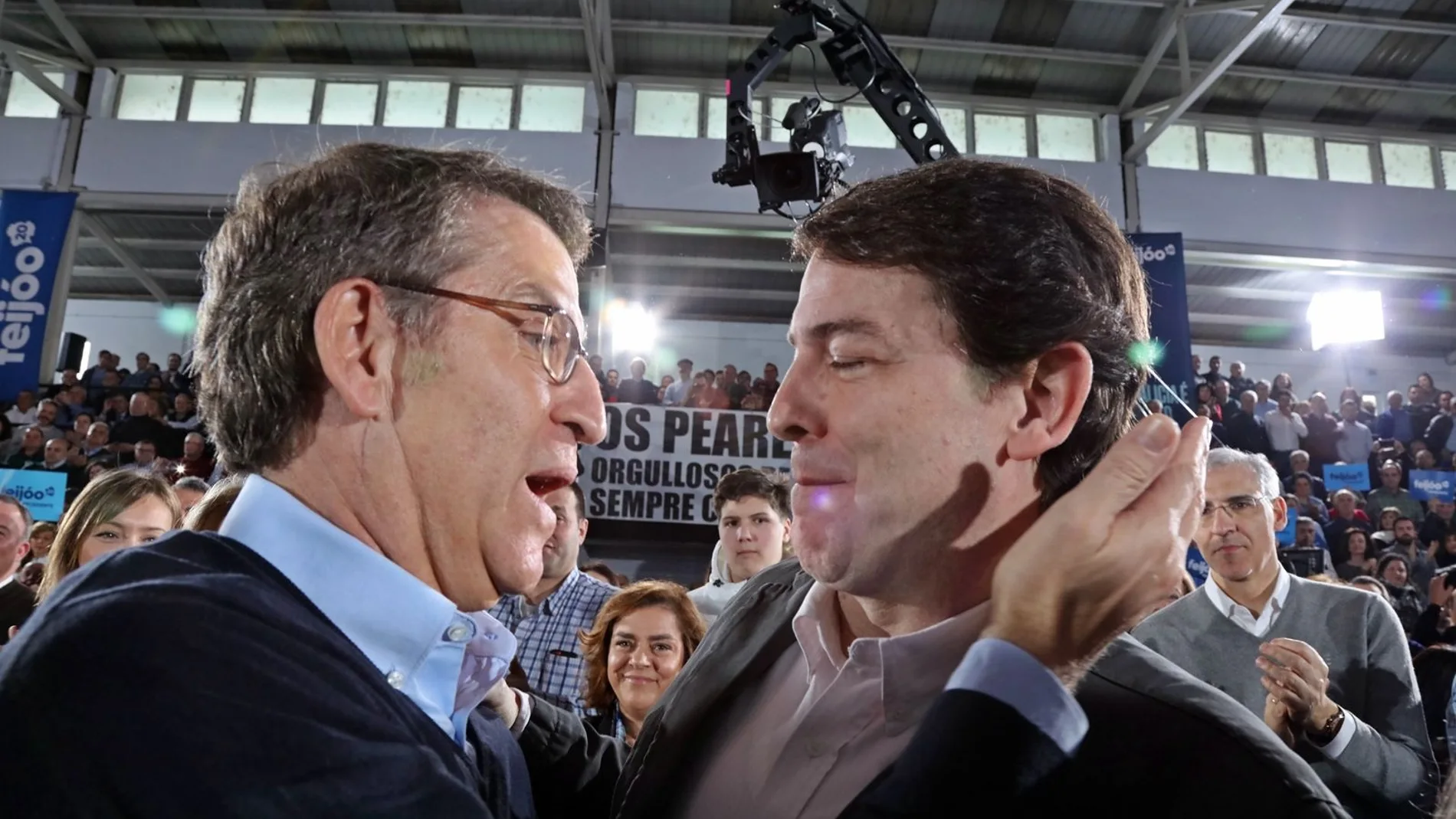 El presidente de la Junta de Castilla y León, Alfonso Fernández Mañueco, saluda al de la Xunta, Alberto Núñez Feijóo