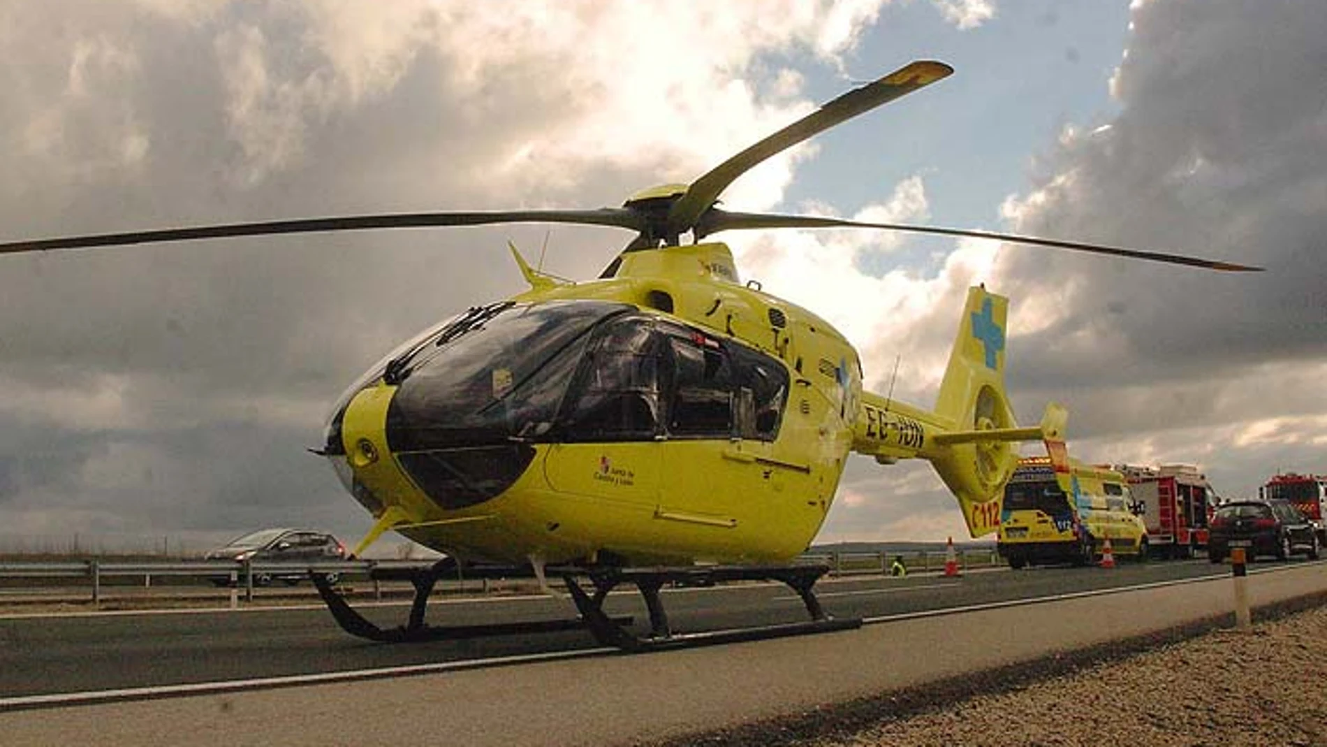 Un helicóptero de Sacyl ha trasladado a uno de los heridos al Hospital Río Carrión de Palencia