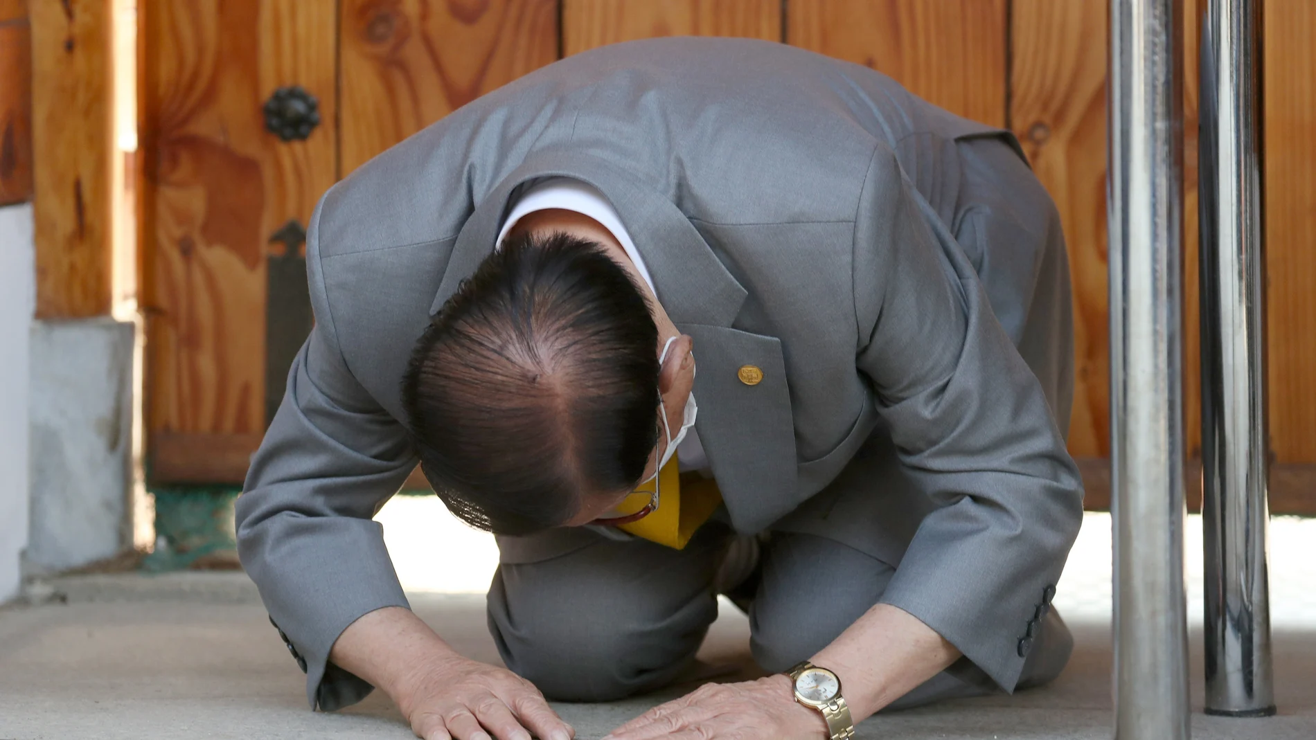 Lee Man-hee, líder de la secta Shincheonji arrodillado como muestra de arrepentimiento. (Kim Ju-sung/Yonhap via AP)