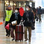 Dos turistas asiáticos protegidos con mascarillas recorren las Galerías de Vittorio Emanuele de Milán/EFE