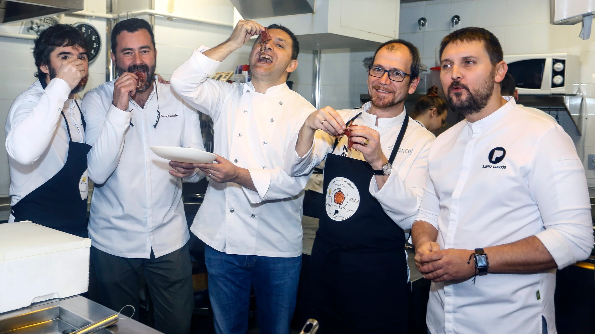 León reúne a cinco cocineros con estrella Michelín en torno a la cecina. En la imagen (IaD) Óscar García, Toni González, Víctor Martín, Enrique Pérez y Juanjo Losada