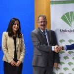 Firma del acuerdo entre el responsable de Empresas de la Dirección Territorial de Málaga de Unicaja Banco, Diego Fernández, y el Presidente de AGLA, José Cortés