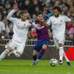 Sergio Ramos y Marcelo intentan frenar a Messi durante el último clásico