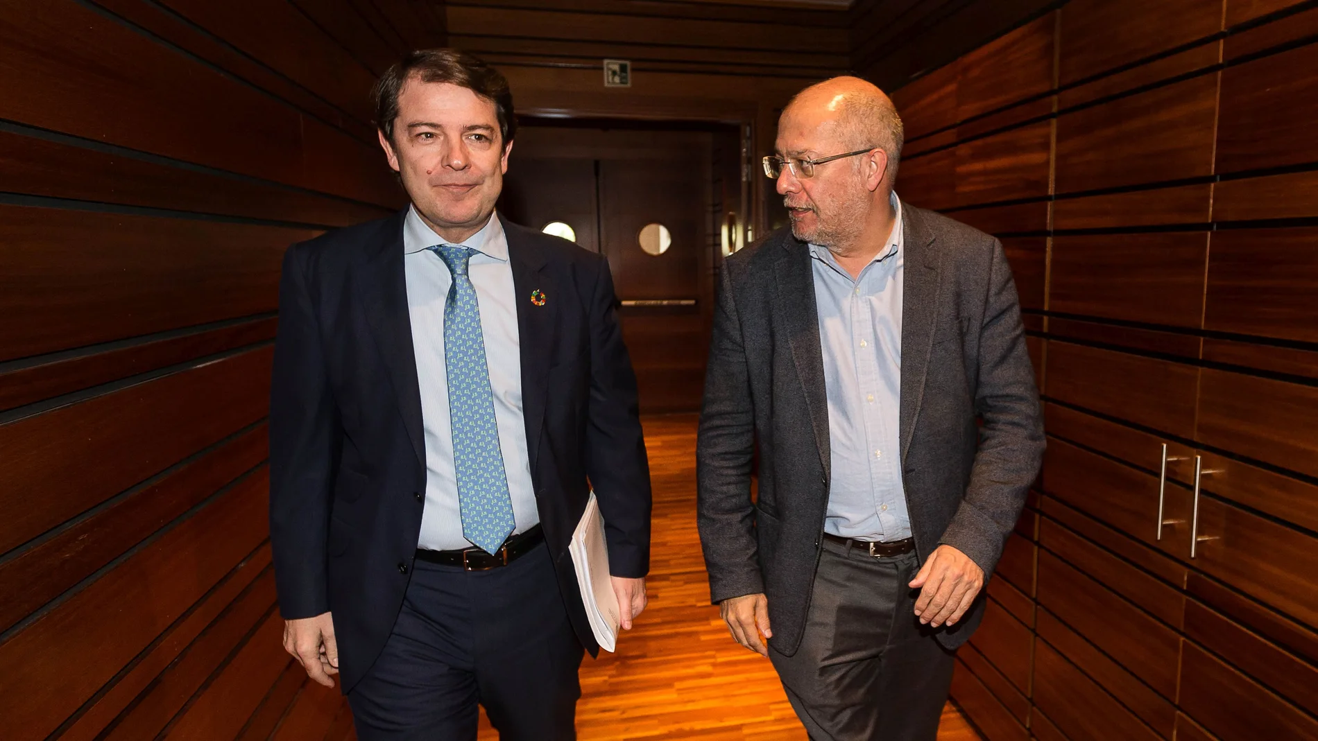 Fernández Mañueco y Francisco Igea llegan al hemiciclo de las Cortes momentos antes del comienzo del pleno