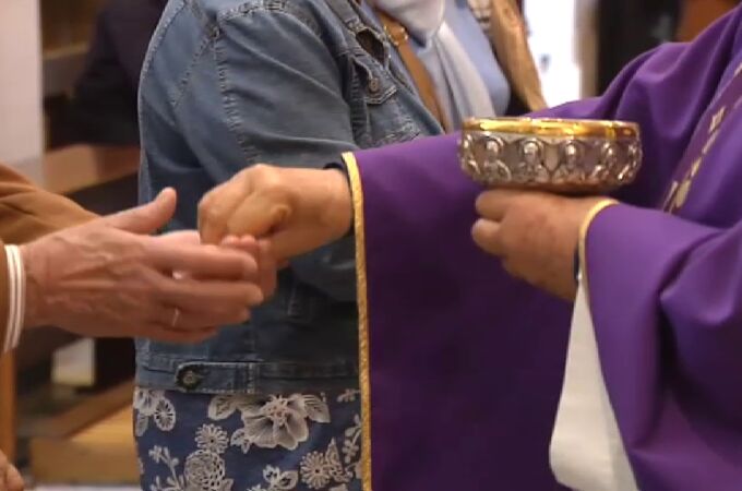 La Conferencia Episcopal recomienda medidas de prevención en los actos religiososPor el momento la hostia se dará en la mano y se suprime el “saludo de la paz”