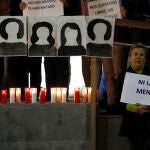 GRAF307. POSADAS (CÓRDOBA), 02/03/2020.- Concentración silenciosa, hoy lunes en la localidad cordobesa de Posadas, para mostrar la condena y repulsa ante el asesinato esta mañana de una de sus vecinas, Concepción F.S., de 67 años, acuchillada por su expareja. EFE/Salas