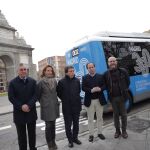 Almeida inaugura la nueva línea de la EMT 002 en la Puerta de Alcalá