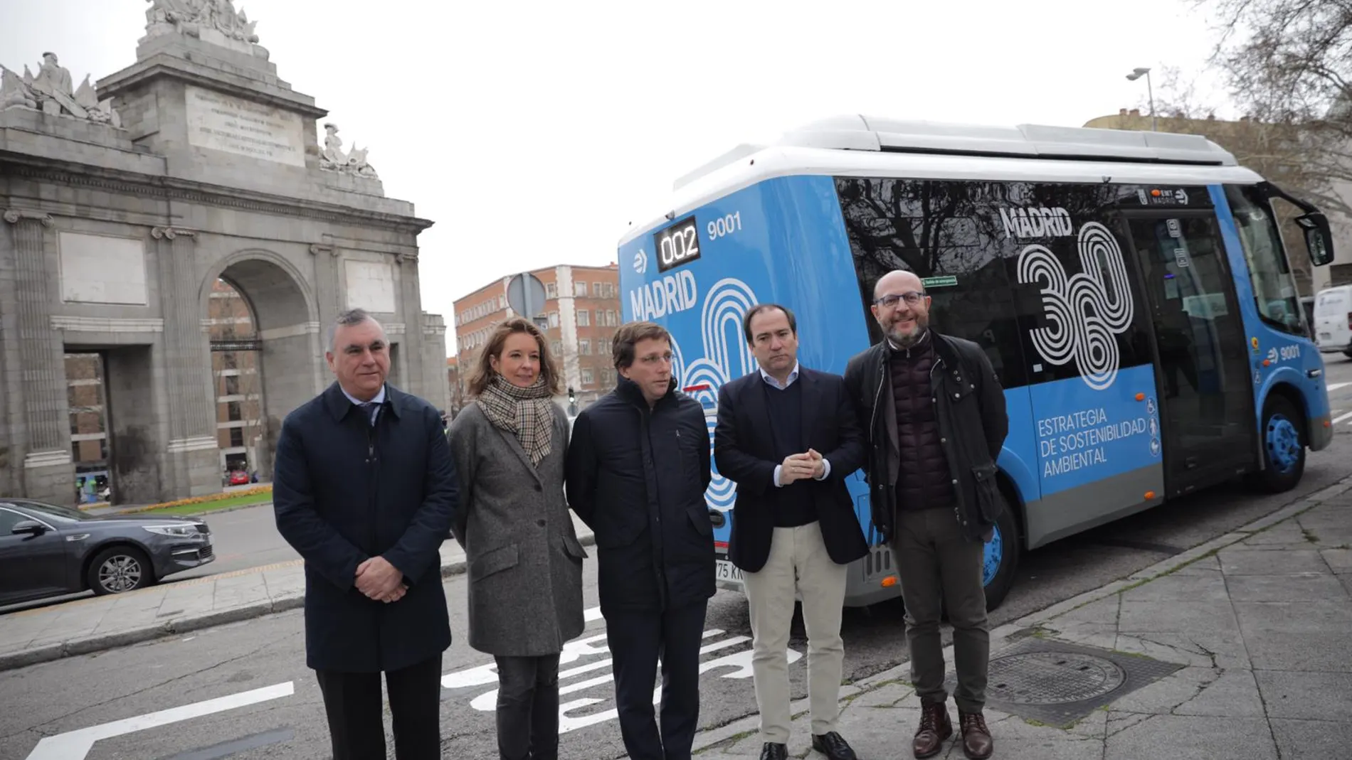 Almeida inaugura la nueva línea de la EMT 002 en la Puerta de Alcalá